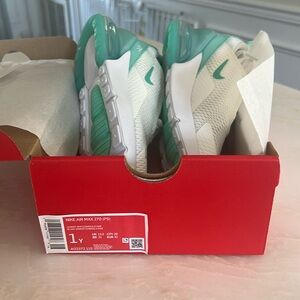 Brand New kids Nike Air Max 270 size 1Y.